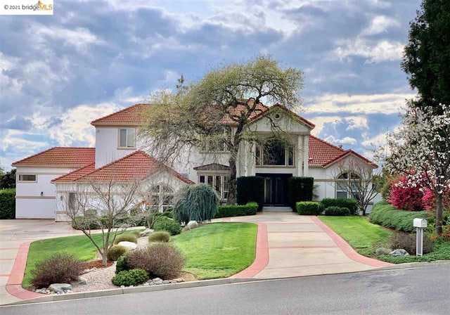 Home for sale listing photo: 11413 Valley Oak Dr, Oakdale, CA, 95361
