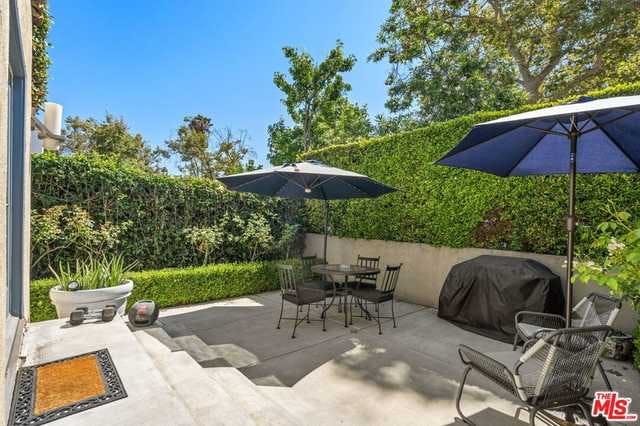 Home for sale listing photo: 6816 Waring Ave, Los Angeles, CA, 90038