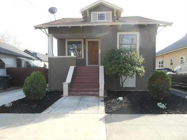 Home for sale listing photo: 2620 U St, Sacramento, CA, 95818