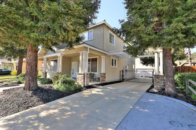 Home for sale listing photo: 9621 Crisswell Dr, Elk Grove, CA, 95624
