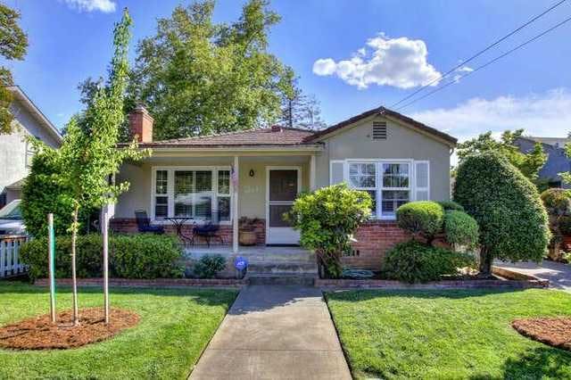 Home for sale listing photo: 5262 L St, Sacramento, CA, 95819