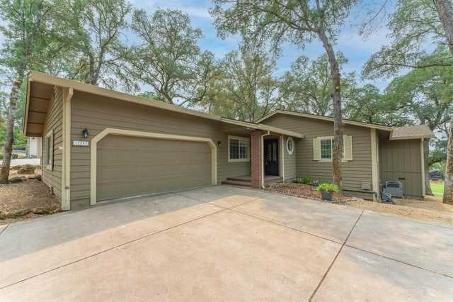 Home for sale listing photo: 12793 Torrey Pines Dr, Auburn, CA, 95602